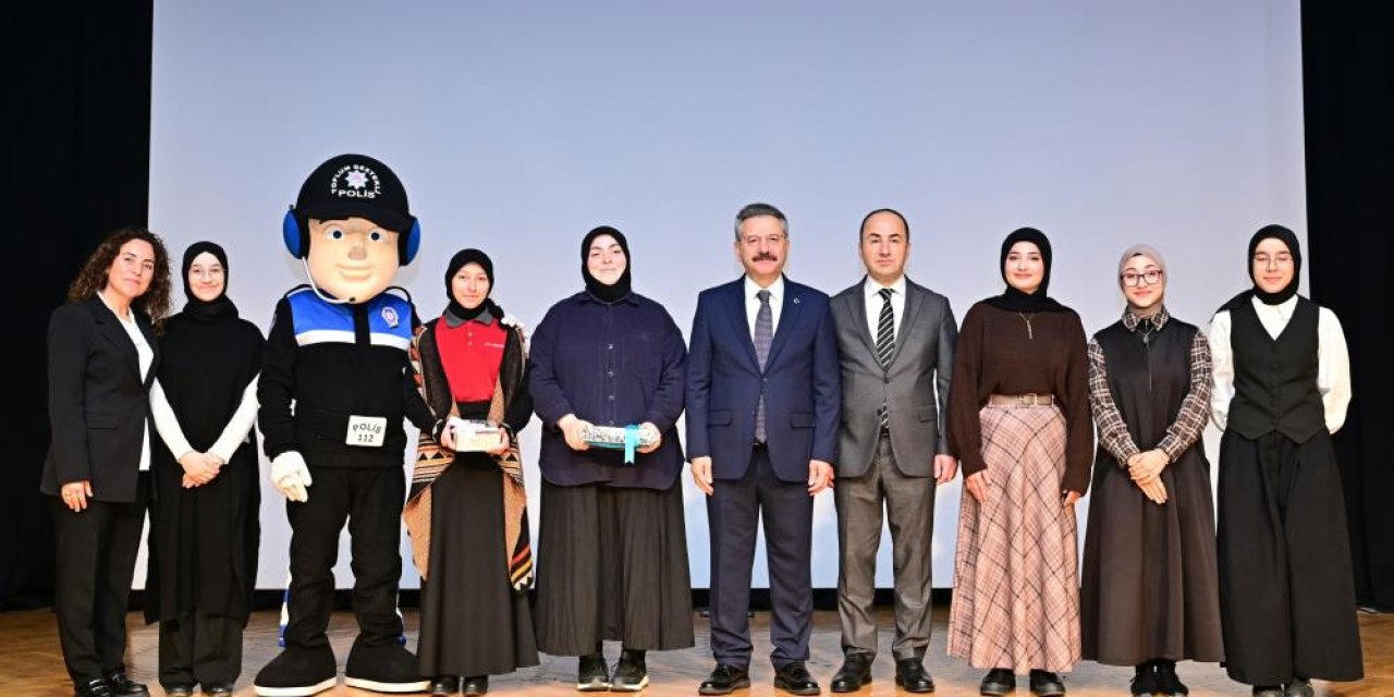 Vali Aksoy: Teknoloji bağımlılığı giderek artan bir sorun haline geliyor