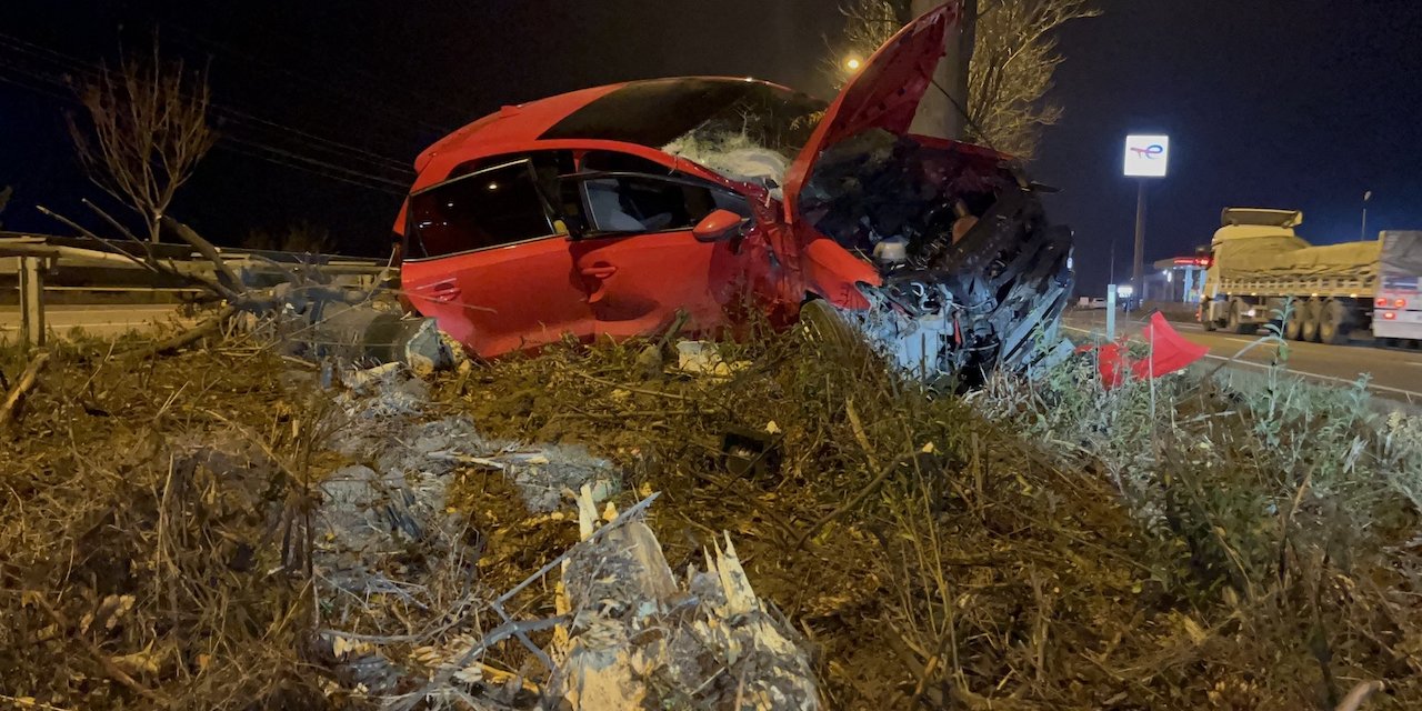 Eskişehir'de kontrolden çıkan araç ağacın üzerine çıktı: 1 ağır yaralı