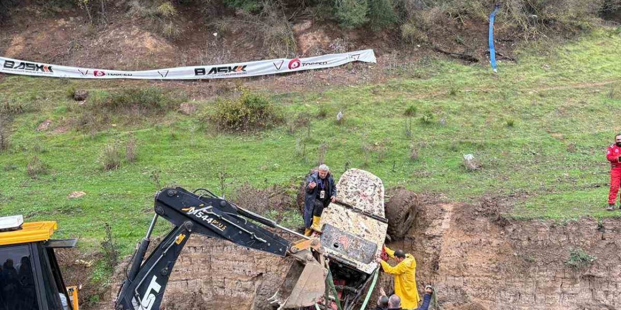 Off-road yarışında kontrolden çıkan araç böyle takla attı