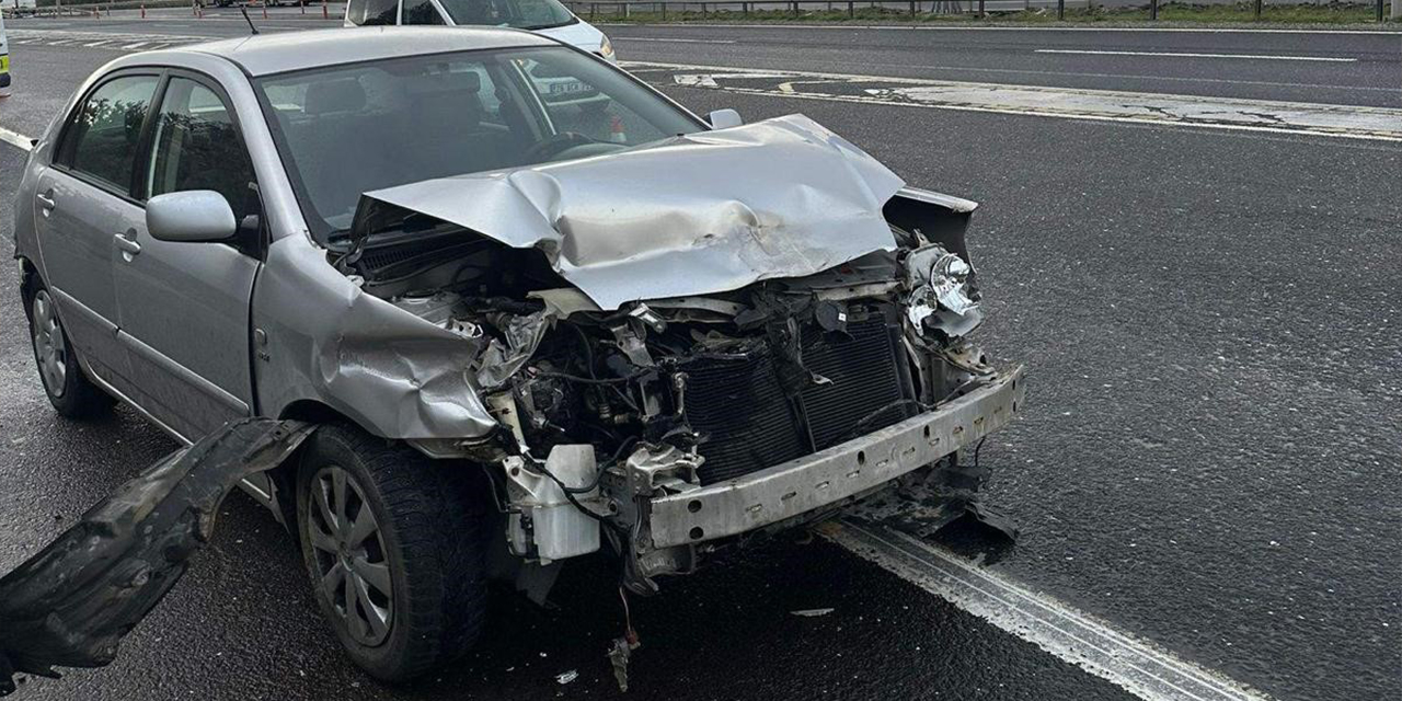 Kontrolden çıkan otomobil beton bariyerlere saplandı: 2 yaralı