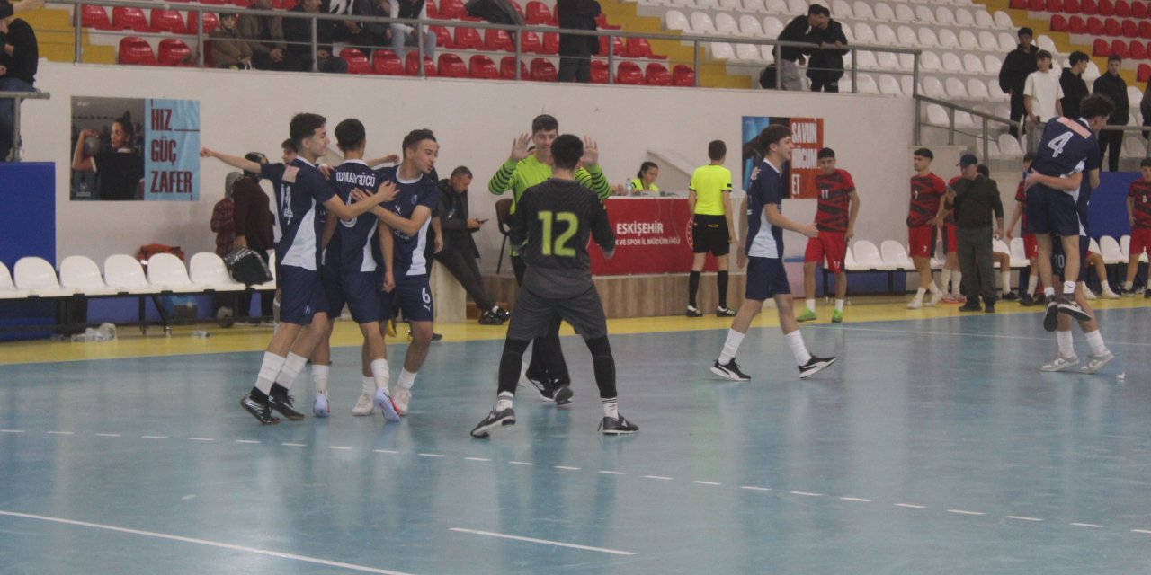 Okullar arası gençler futsal maçları başladı