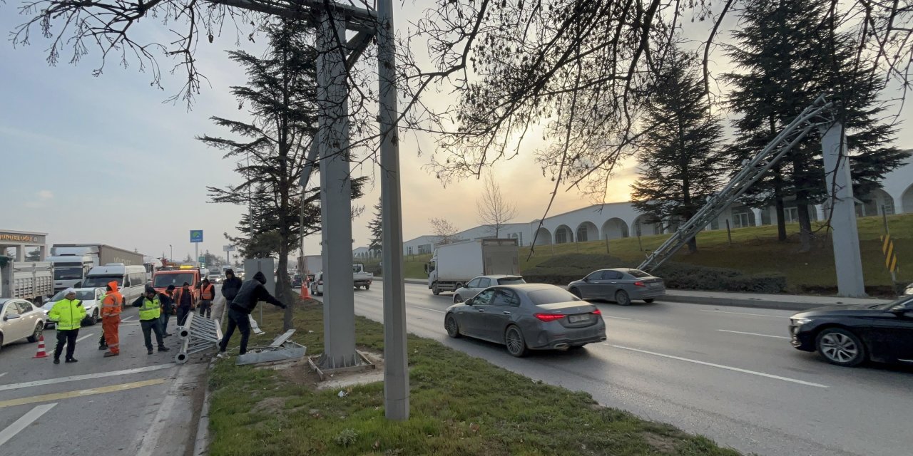 Eskişehir'de damperi açık kalan tır trafiği birbirine kattı