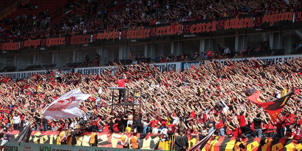 Milletvekili Hatipoğlu taraftarları tribüne davet etti