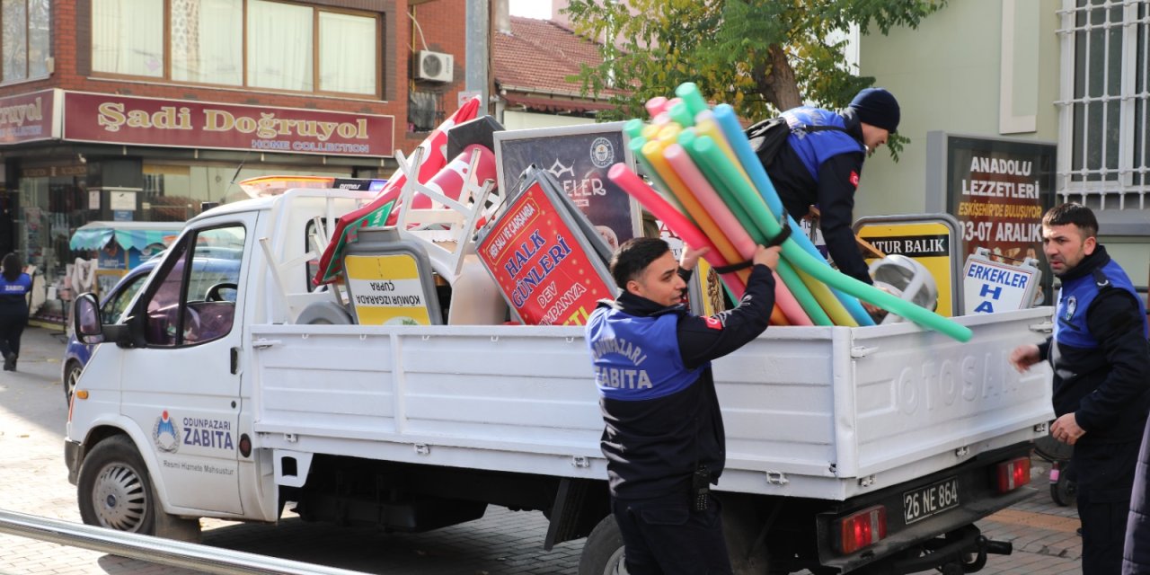 Odunpazarı'nda zabıtalar kaldırım işgallerine geçit vermiyor