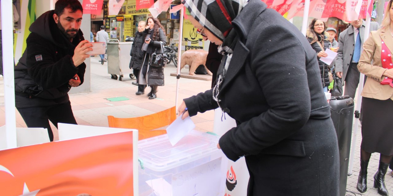 Zafer Partisi standında kadınlar yönetim biçimine oy verdi