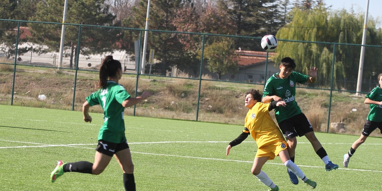 Dişi Şimşekler yarın evinde