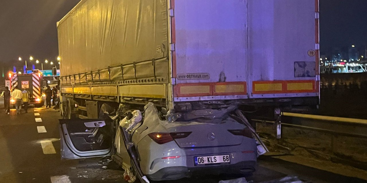 Tırın altına giren otomobilde 2 kişi öldü 1 kişi ise ağır yaralandı