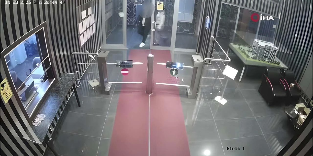 Eve davet ettiği erkeği sevgilisi ile gasp etti