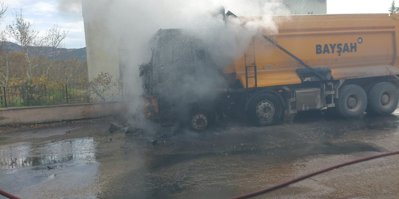 Hafriyat kamyonu alev topuna döndü