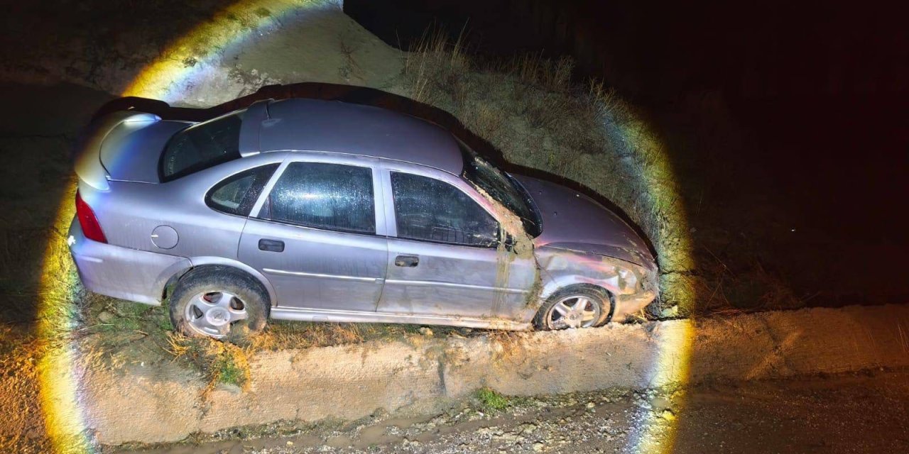 Islak yolda kontrolden çıkan araç şarampole uçtu