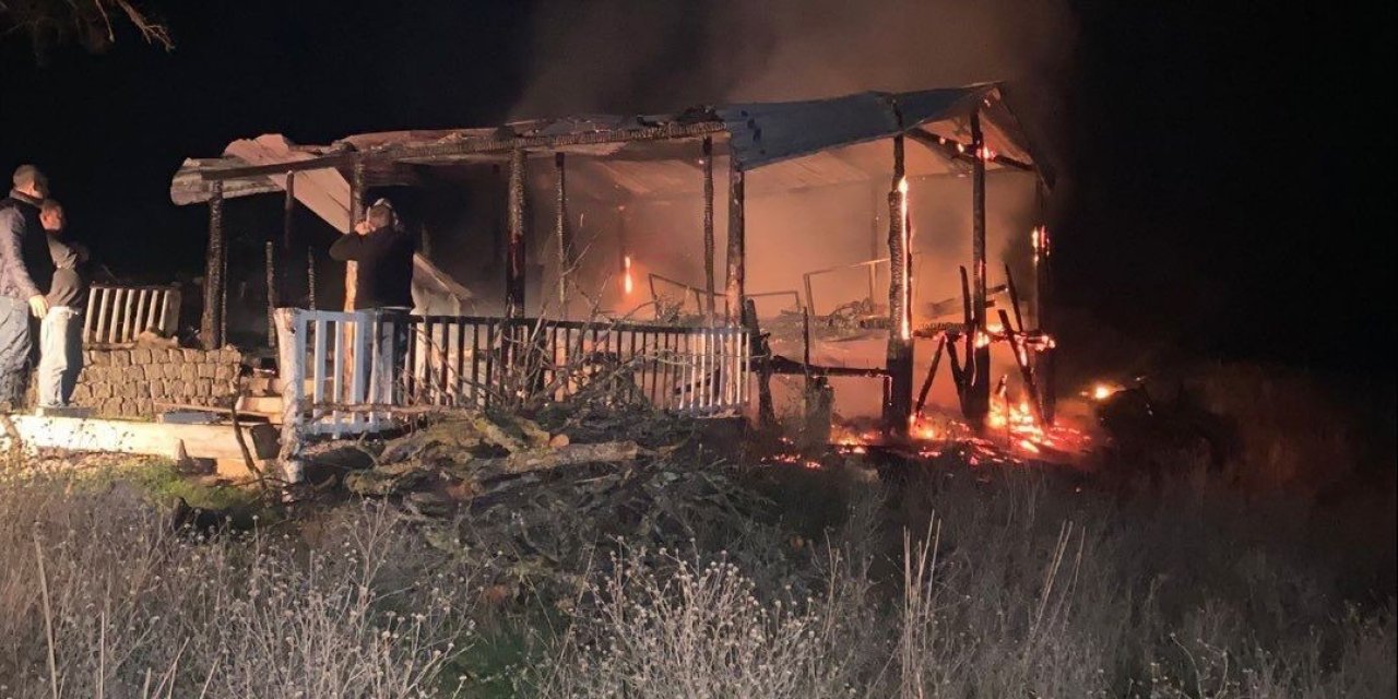 Mangal yakmak isterken bağ evini küle çevirdi