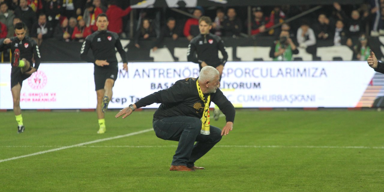 Davulcu İsmail taraftarı coşturdu