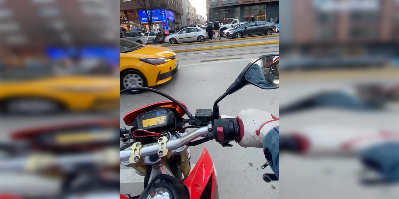 Eskişehir'de motosiklet sürücüsünden tehlikeli hareket!