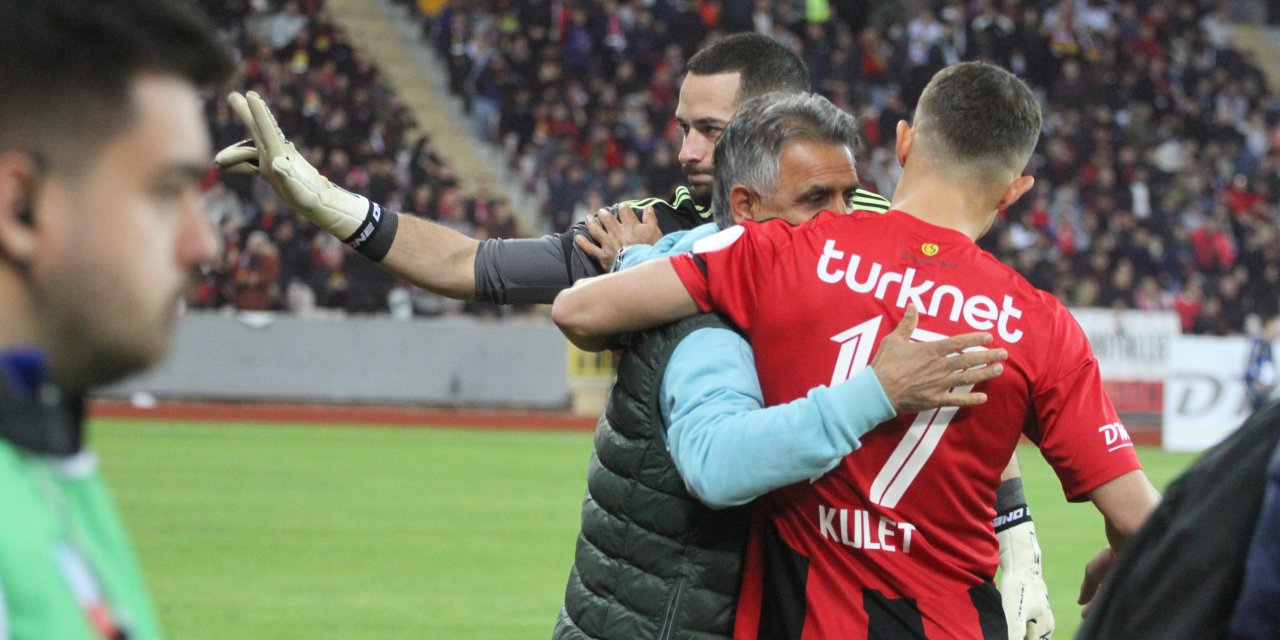 Eski hocalarına koştular