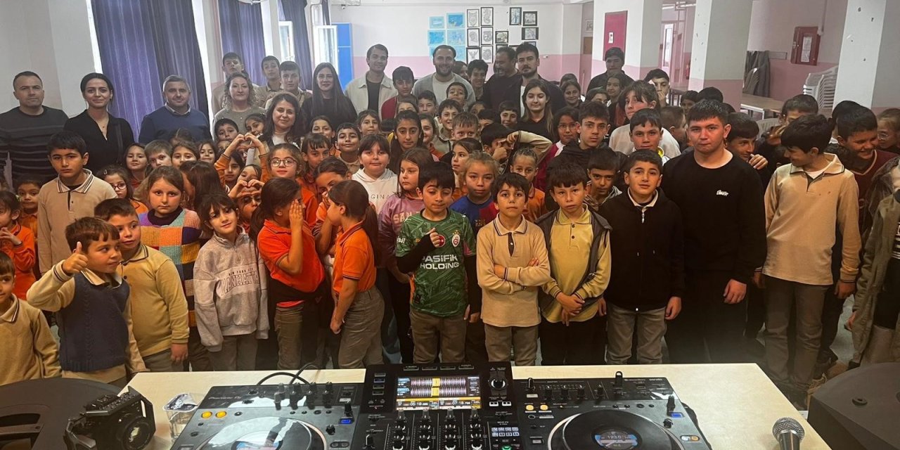 Eskişehir'de öğrenciler DJ'lere merak ettiklerini sordular