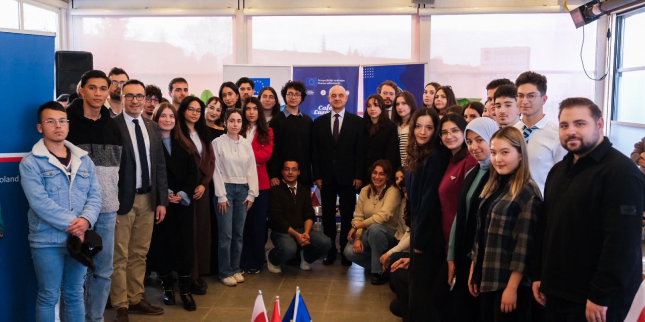 Eskişehir'de gençler Avrupa gündemini takip etmek için buluşuyor