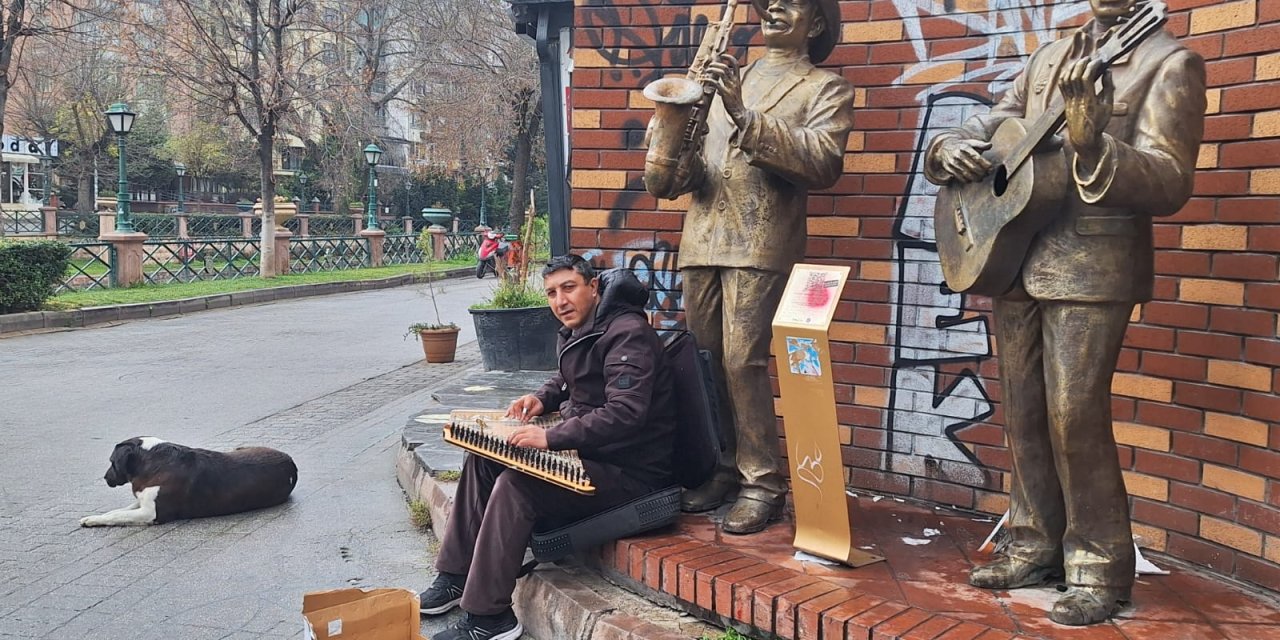 Eskişehir'de sokak sanatçısına soğuk işlemedi