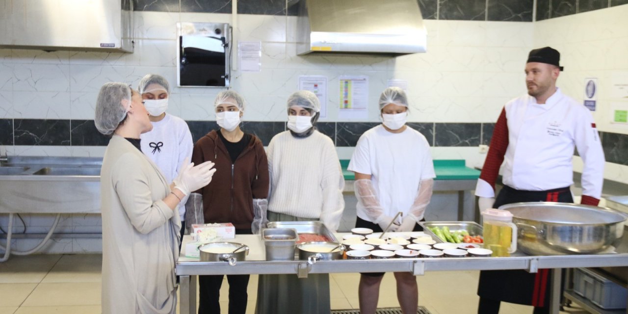 Gençler Eskişehir'in yöresel lezzetlerini öğrendi