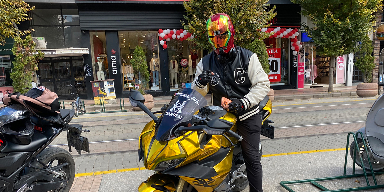 Eskişehir'de motosiklet sürücüsü kaskı ile dikkat çekiyor