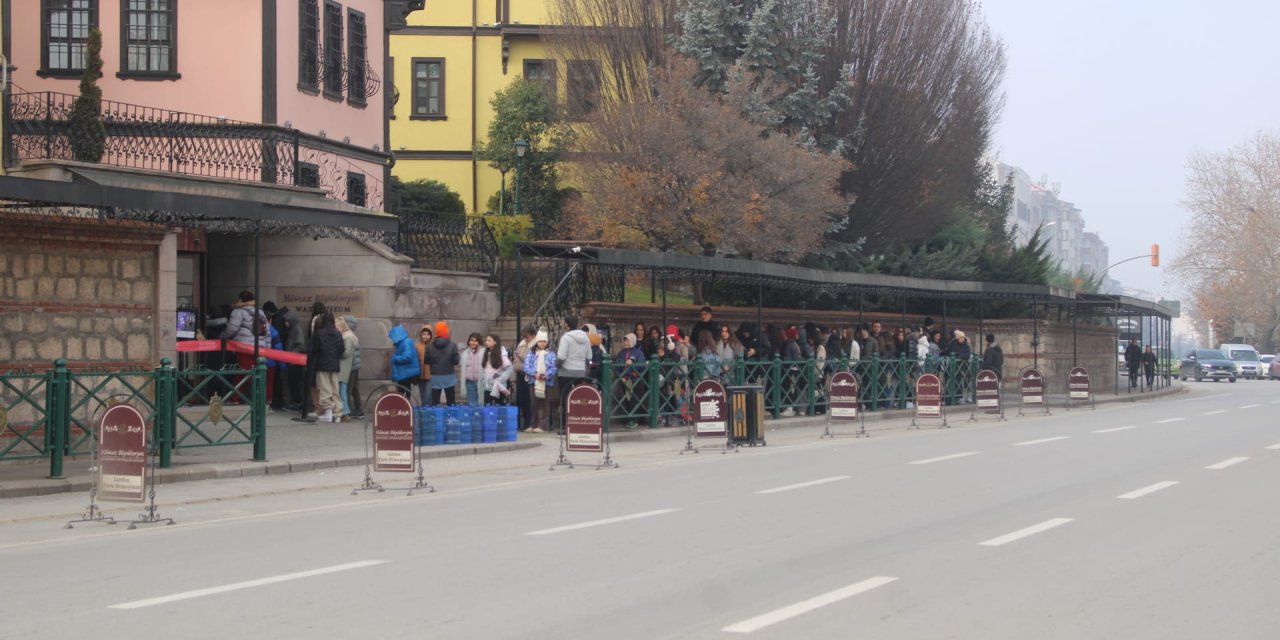 Balmumu Müzesi kuyruğu yine metrelerce uzadı