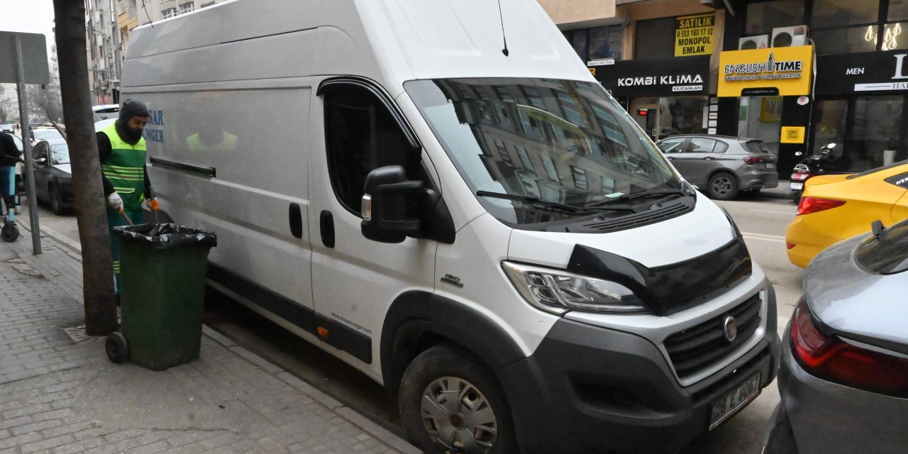 Eskişehir'de kamyonet yayanın ayağını ezdi!