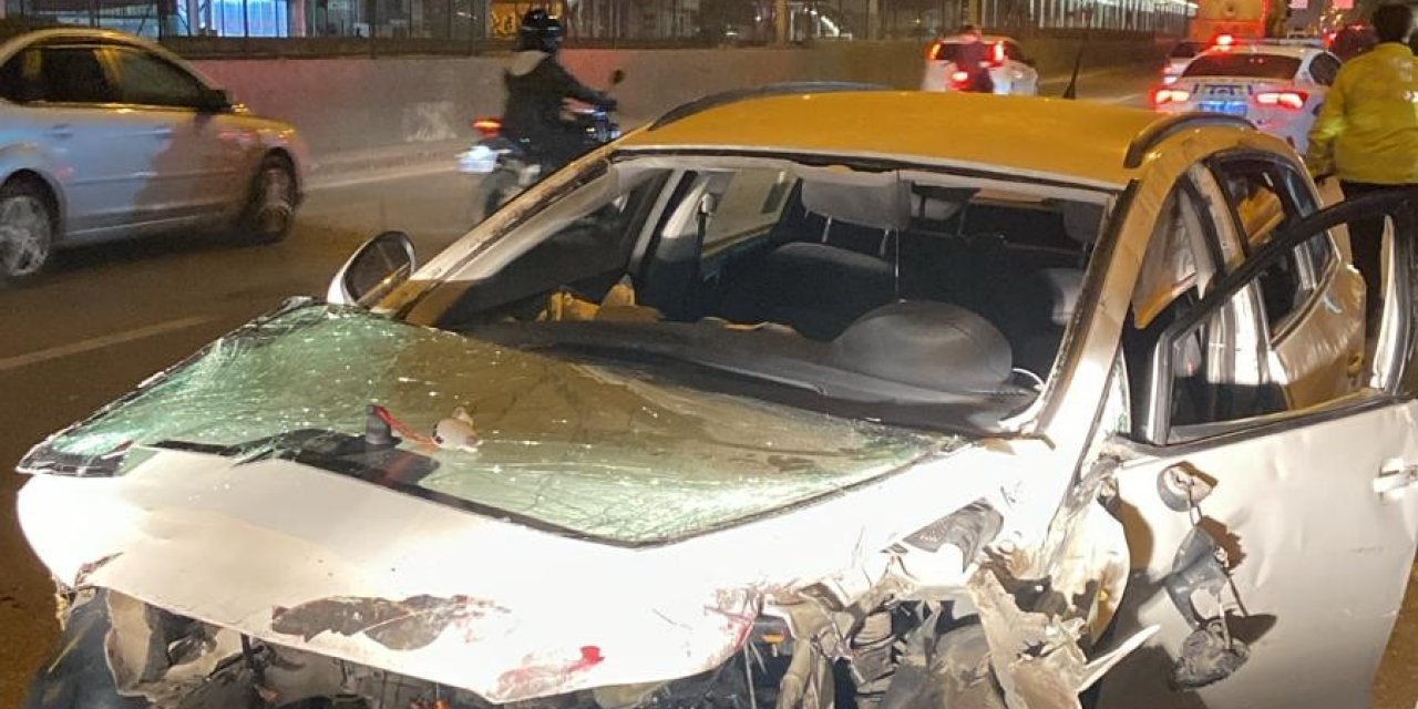 Yol kenarında bekleyen yayaya çarptı!