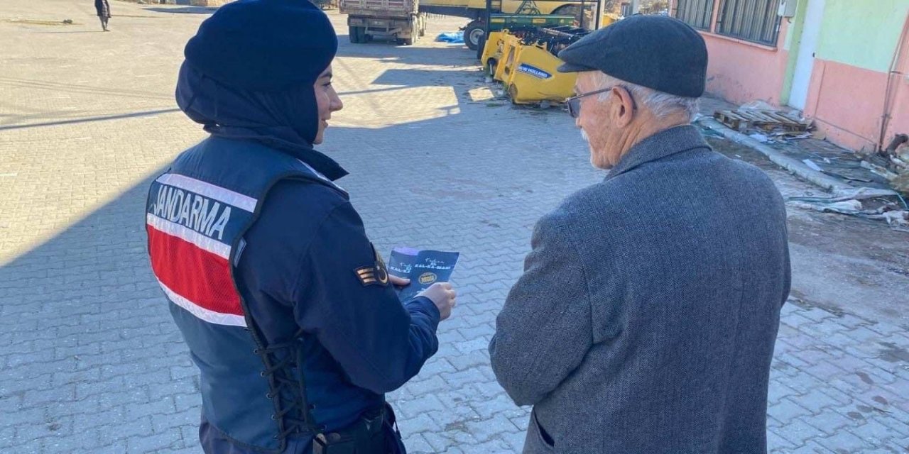 Vatandaşlar kadına şiddetle mücadele için bilgilendirildi