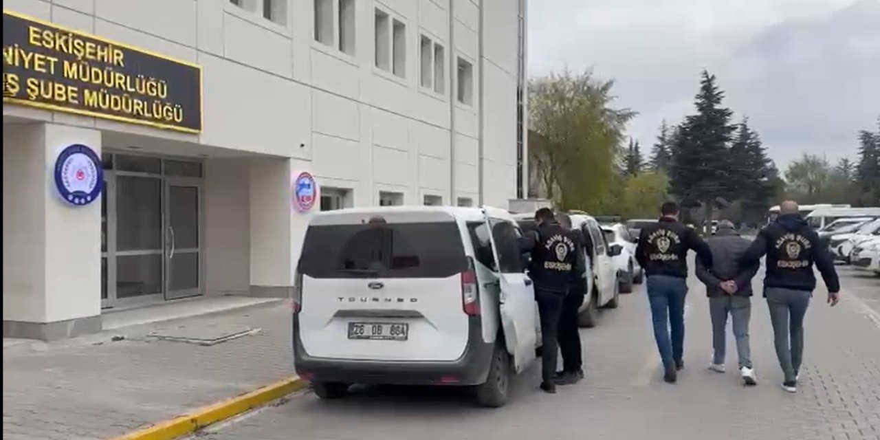 Eskişehir'de yaşlı vatandaşları darp ederek altınlarını çaldı!