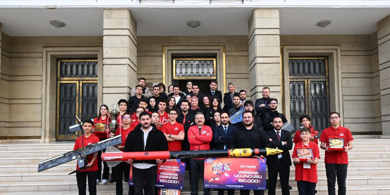 TEKNOFEST'te derece elde eden öğrencilerden Vali Aksoy'a ziyaret