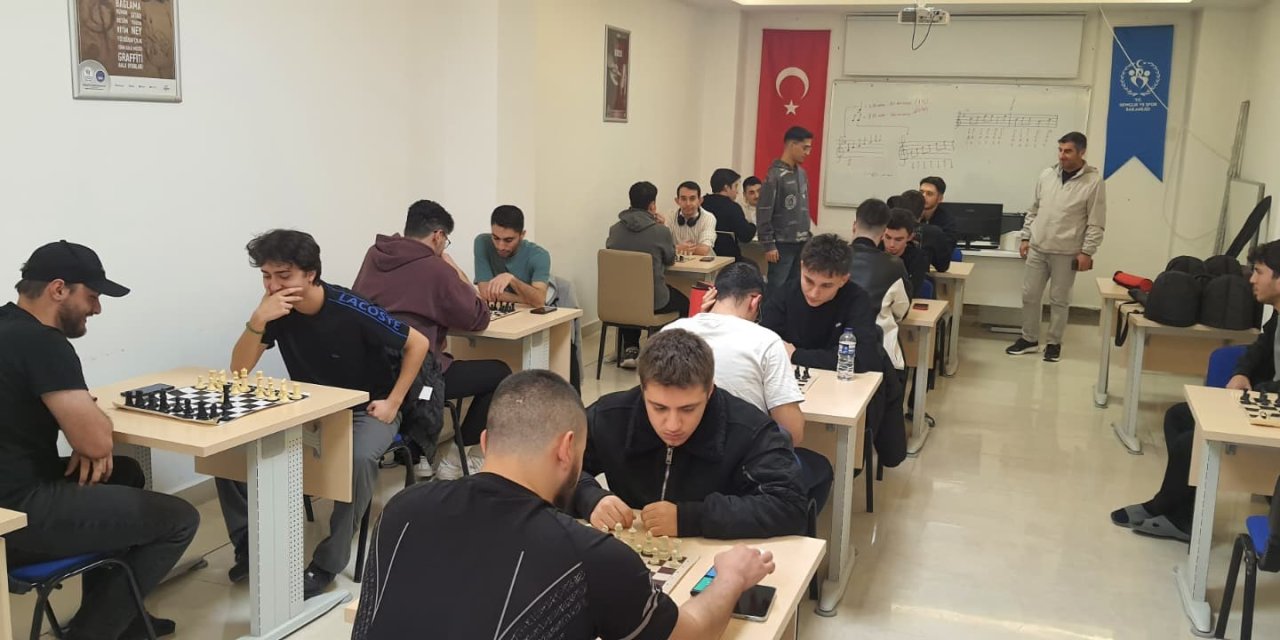 Eskişehir'de öğrenciler satranç turnuvası yaptı