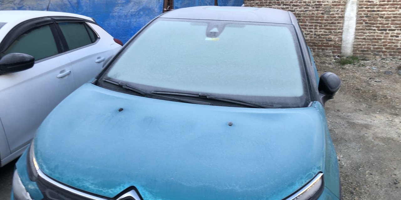 Eskişehir'de araba camları buzlandı