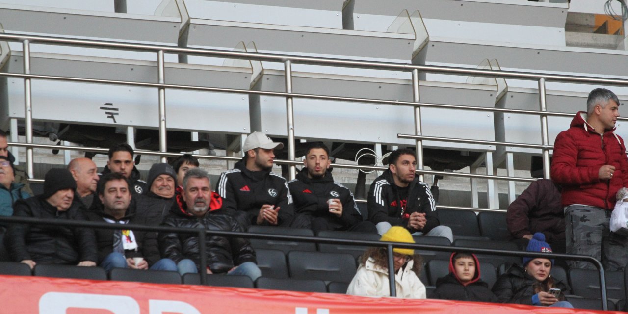 Maçı tribünden takip ettiler