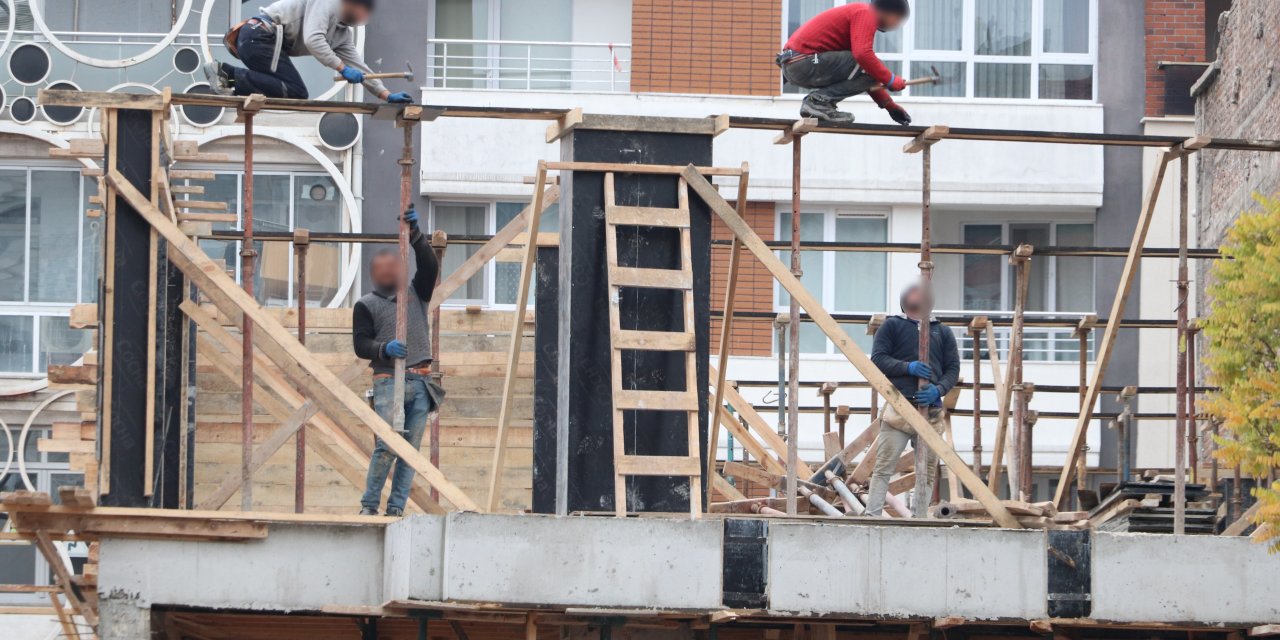 Eskişehir'de güvenlik önlemi almayan işçiler yürekleri ağızlara getirdi