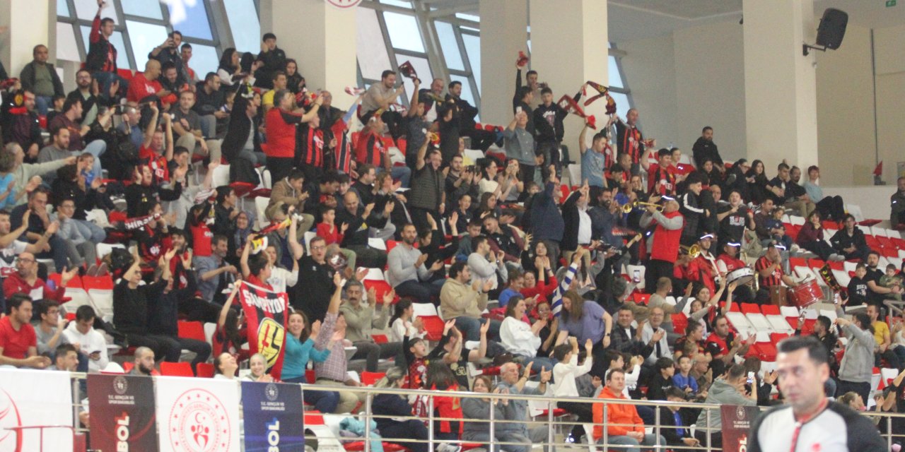 Potada şölen adına herkes salona