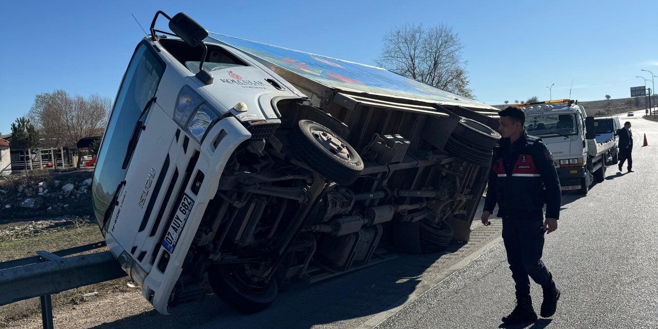 Kamyonet bariyerlere çarptı: 2 yaralı