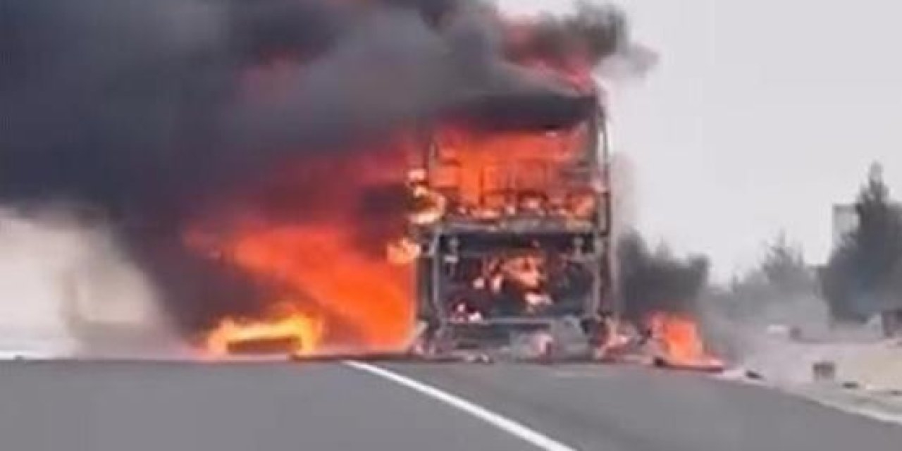 Seyir halindeki yolcu otobüsü alev alev yandı