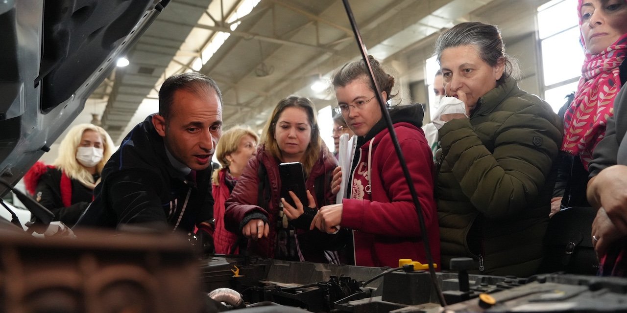 Kadınlara güç katan araba bakım kursu tamamlandı