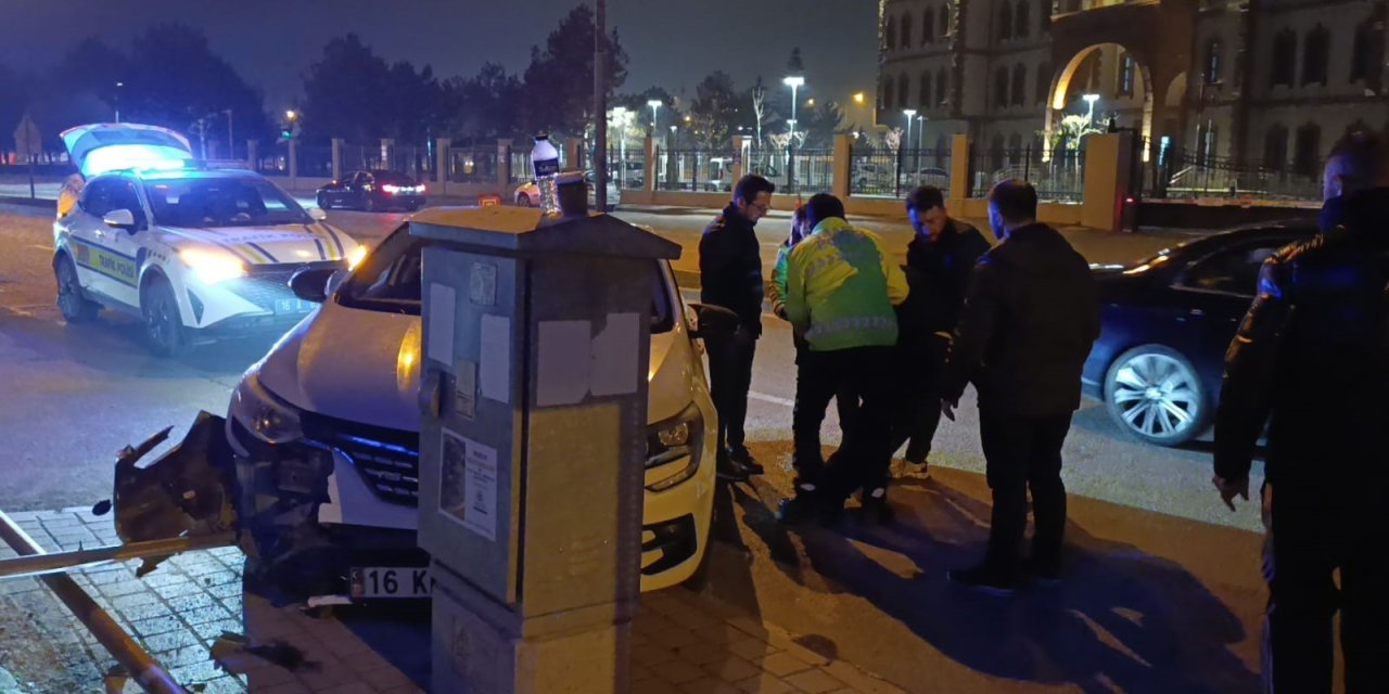 Kontrolü kaybedip trafik levhalarına çarptı: 1 yaralı