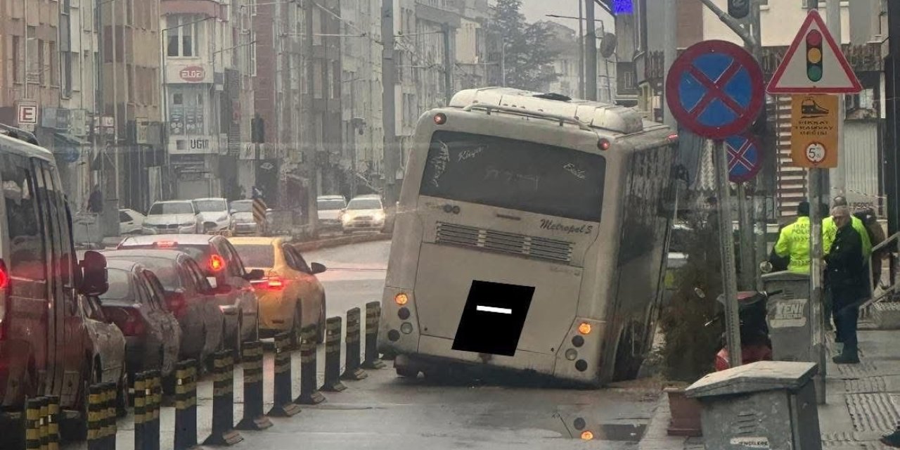 Eskişehir'de çukura saplanan minibüs devrilmekten son anda kurtuldu