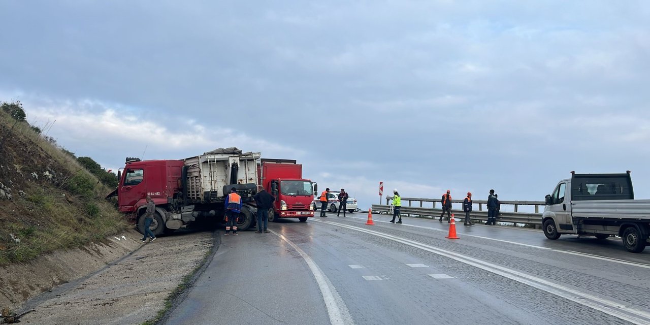 Kamyonlar birbirine girdi: 1 yaralı