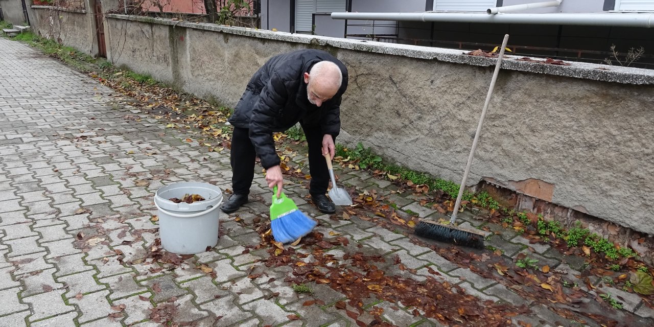 Yaşlı adamın çevre bilinci takdir topluyor