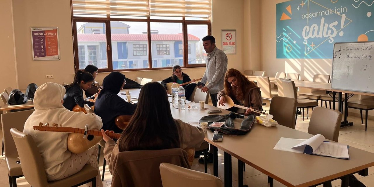 Kız öğrencilere yönelik bağlama kursu başladı