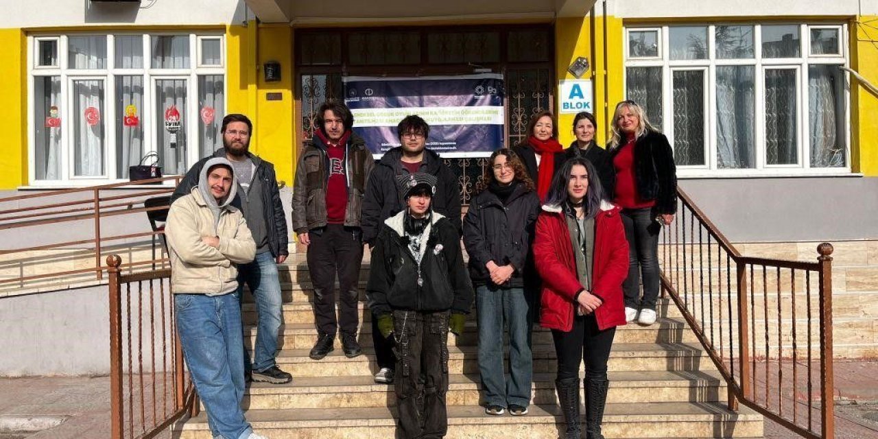 Gönüllü gençlerden renkli proje