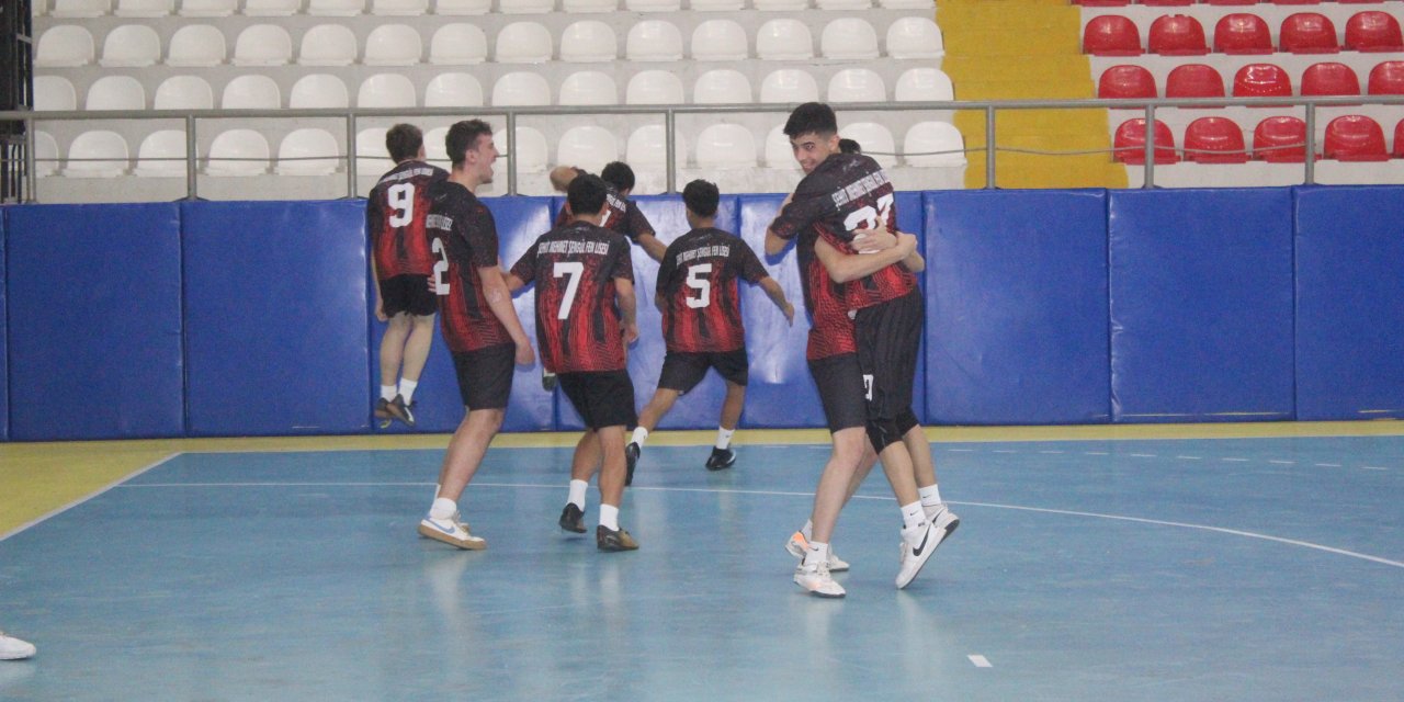 Filede küçükler kapışıyor