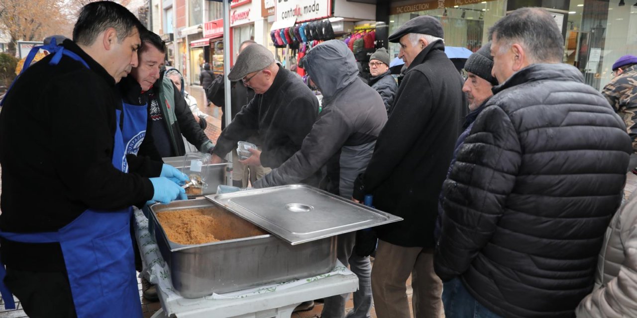 Odunpazarı Belediyesi Regaip Kandili dolayısıyla helva dağıttı