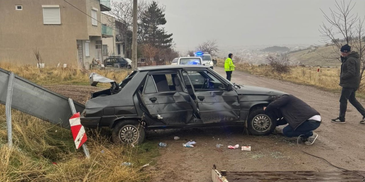 Kontrolden çıkan otomobil şarampole girdi: 3 yaralı