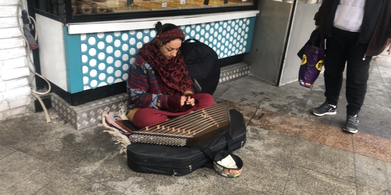Eskişehir'de bir sokak sanatçısının kullandığı çalgı dikkat çekti