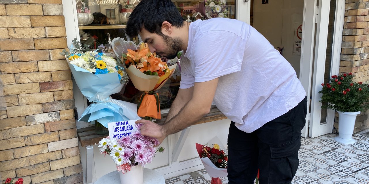 Esnaf çiçekleri israf olmaması için çocuklara hediye ediyor