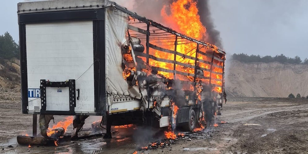 Bolu'da yanan dorse kullanılamaz hale geldi