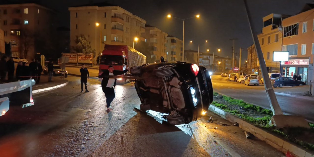 Yağmur nedeniyle kontrolden çıkan otomobil kaza yaptı